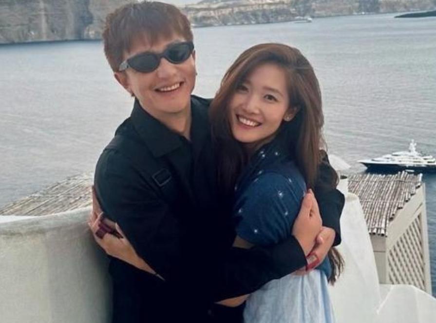 黄轩也官宣啦！
继黄教主官宣恋情之后，演员黄轩也晒出与女友的合照，大大方方认爱。