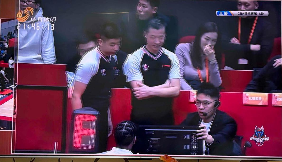 山东高速男篮八连胜被牛逼的裁判终结了！
客场竟然败给了倒数第二江苏男篮！
这场裁