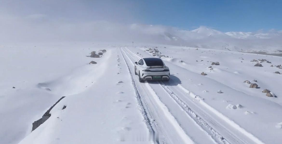 一车主开着小米su7飞驰在海拔5000多米的喜马拉雅山脉之上，是真的猛。 ​​​