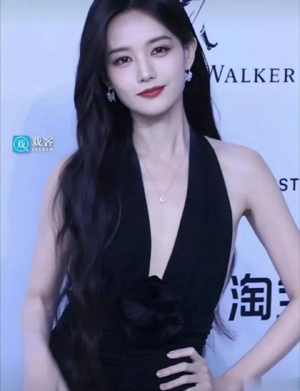 之前到底谁说她没有辨识度[流泪]我从半妖倾城就觉得她漂亮 还因为她看了第二部[流