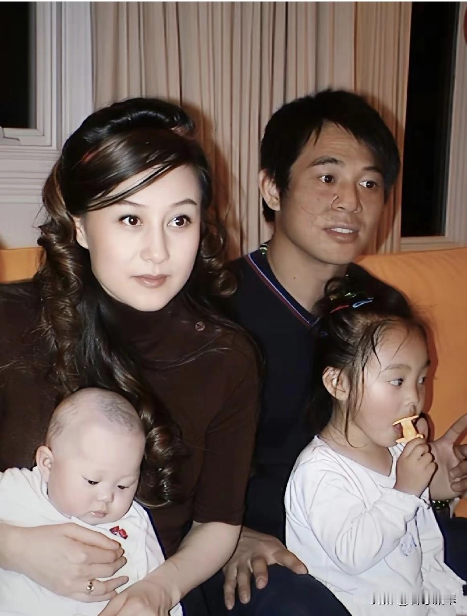 这张照片很少见
照片中是
李连杰和妻子利智
以及他们的俩个女儿
算来时间已过去很