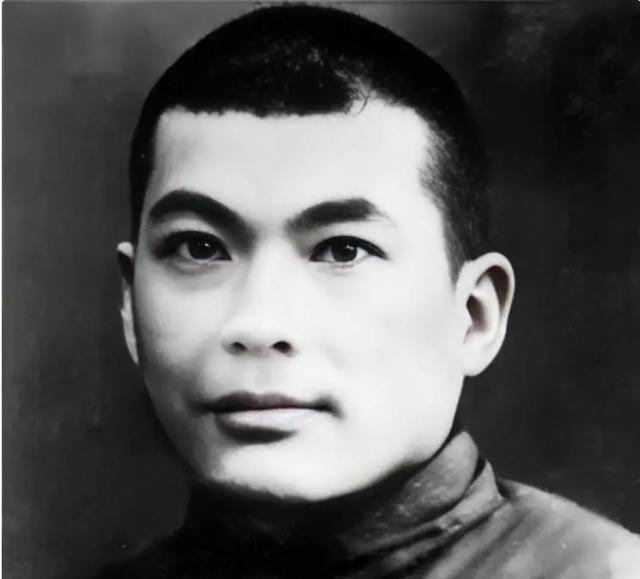 1945年，军统王牌杀手牛子龙，带着12个囚犯杀了11个看守，从那座号称“只有死