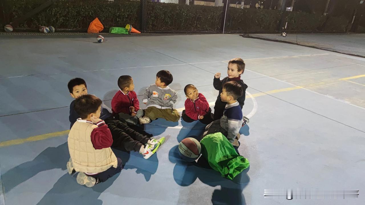 我思来想去觉得还是富人的钱更容易挣一点，比如说我在上海带他们网球的私教课，一对一