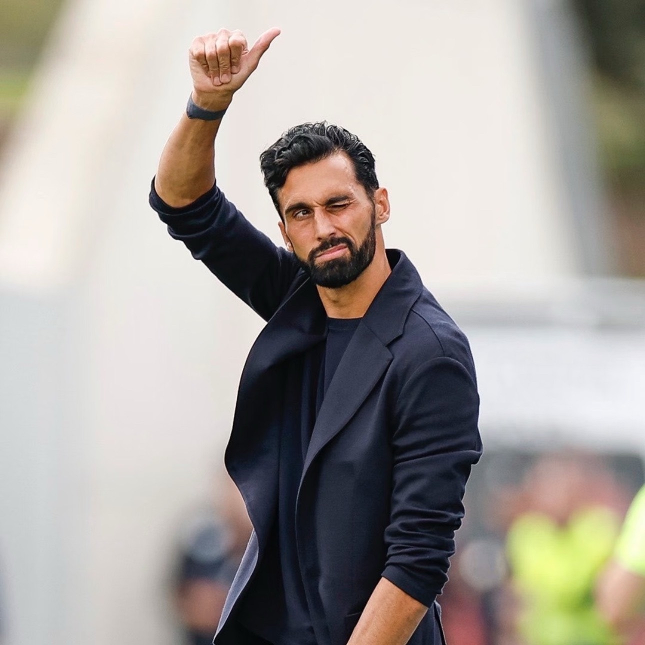 皇马官方完成闪电换帅，青训体系出身的阿韦洛亚正式出任一线队主帅，接过阿隆索留下的