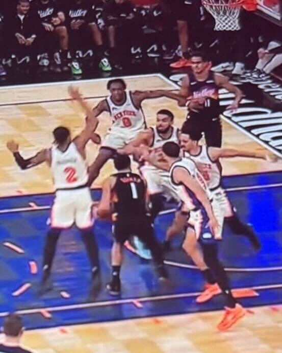 炙手可热的布克🔥不知道该怎么形容了这张图了，评论区帮帮我 👀 菲尼克斯太阳 