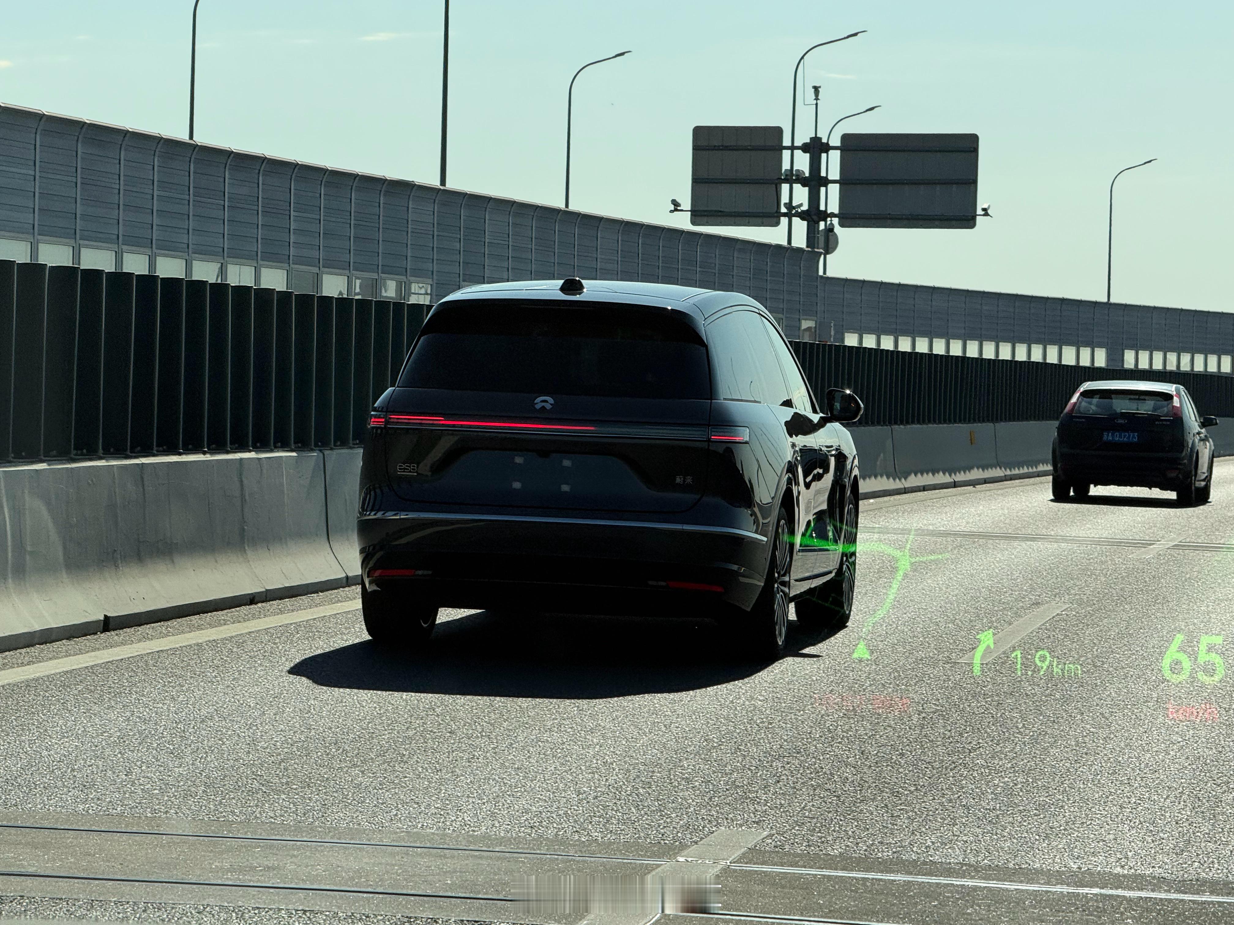 上海现在新 ES8 能见度越来越高了，从公司去虹桥这么点路，就遇到了三辆，应该都