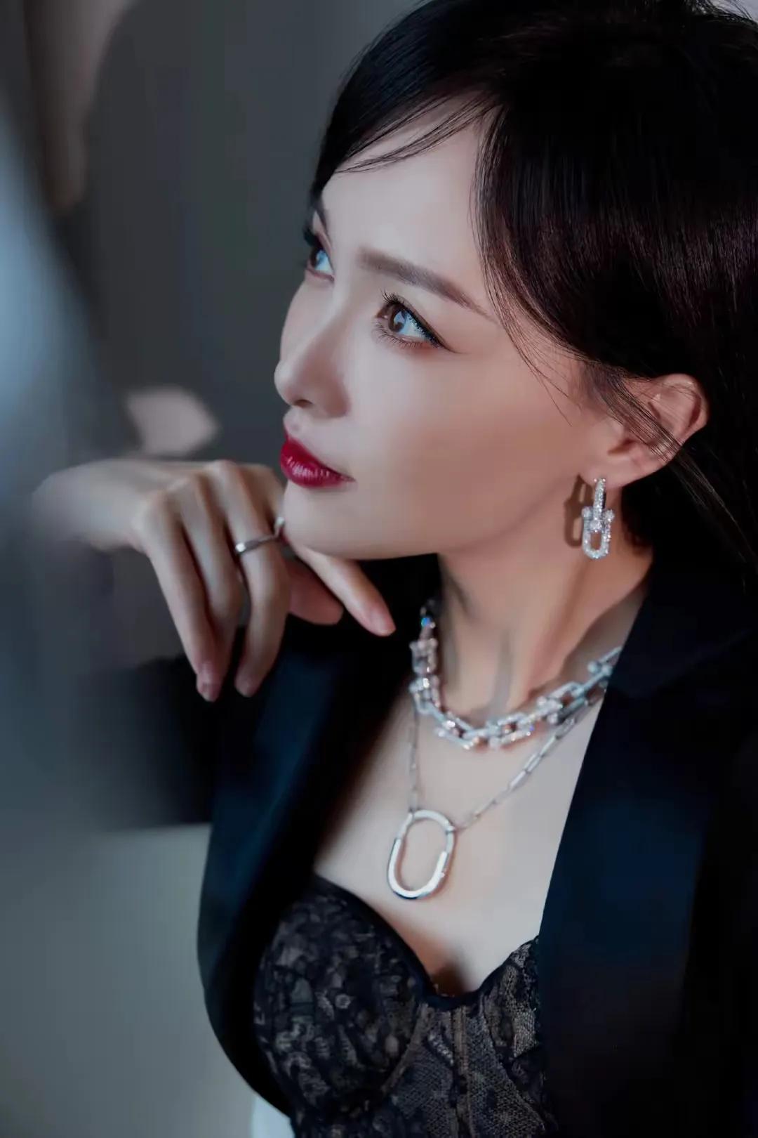 唐嫣我发现你这个手指头很耐啊！这个角度拍出来也太美了吧！天呐，这手也太白嫩细滑了