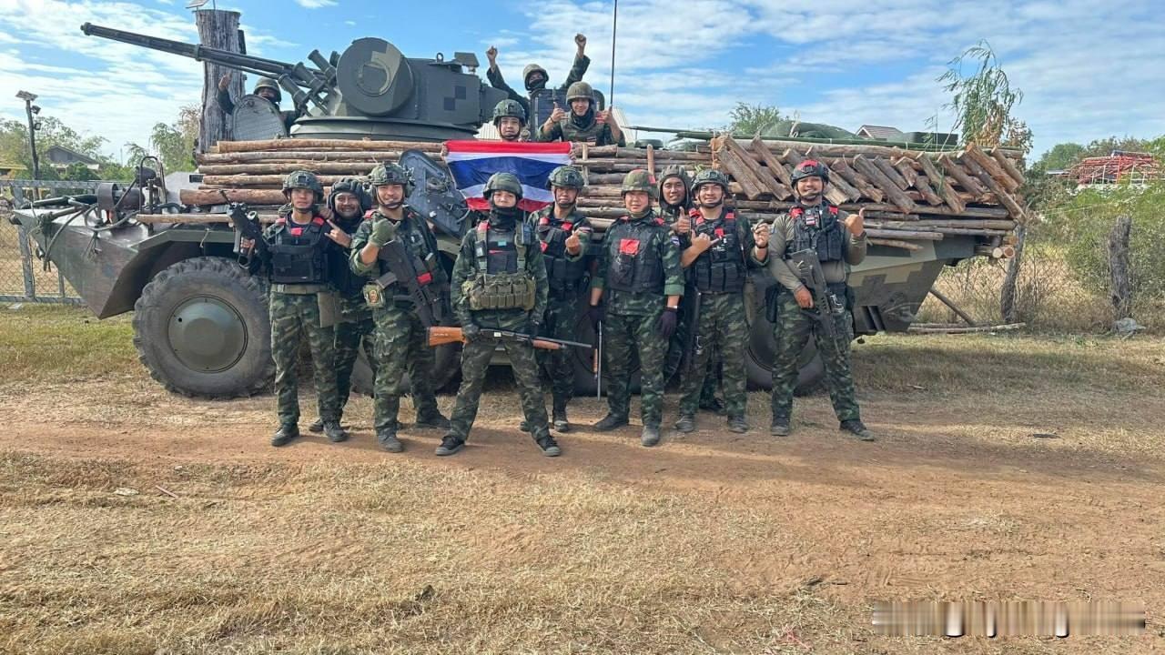 🇹🇭一辆泰国产的BTR-3E1装甲运兵车，加装了用原木制成的额外装甲。他们正