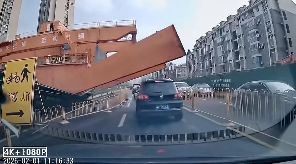 现实版死神来了，白车进入范围的瞬间，龙门吊倒塌，根本来不及反应，这么重的龙门吊啥