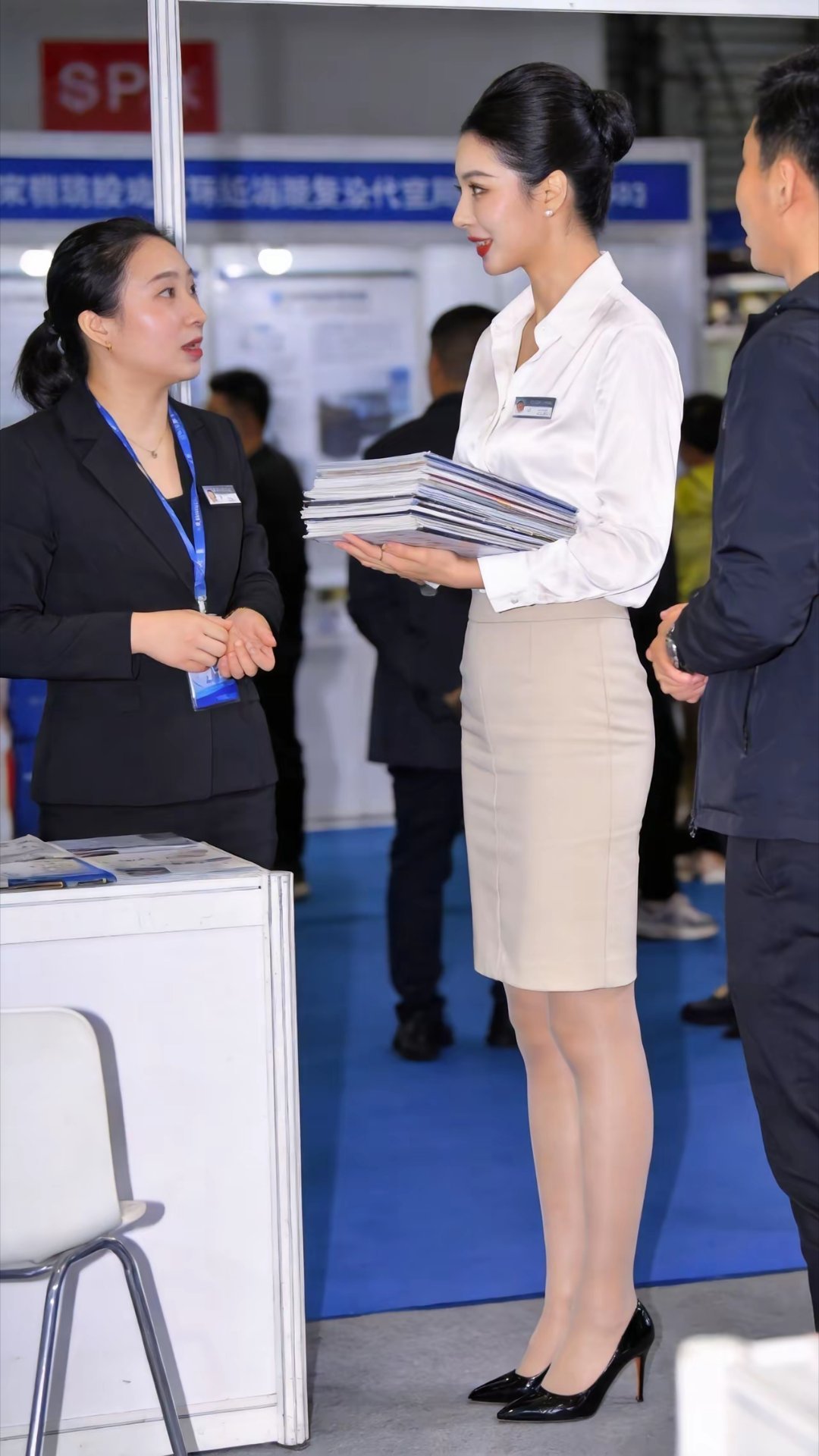 展会上优雅的商务交流，微笑传递专业与自信 
