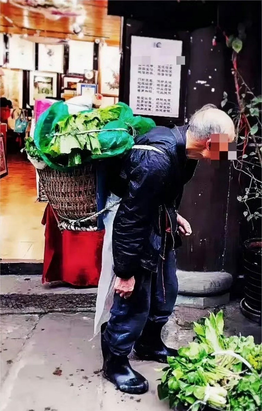 泪目！河南郑州，68岁的李大爷靠卖菜为生，老伴常年吃药，日子紧巴。那天大雨，他躲