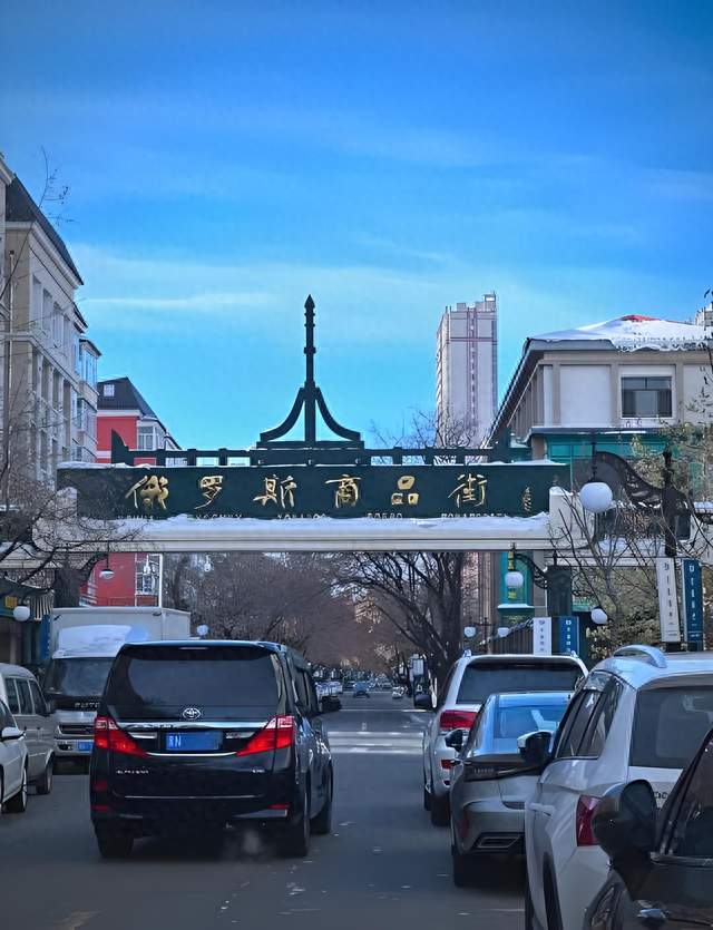 俄罗斯人拎着空箱子坐船5分钟来中国，就为逛个黑河夜市？