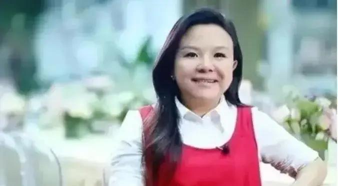 这位中国女企业家欠下200亿巨债摆烂不还。2017年人跑到美国，大手一挥捐出96