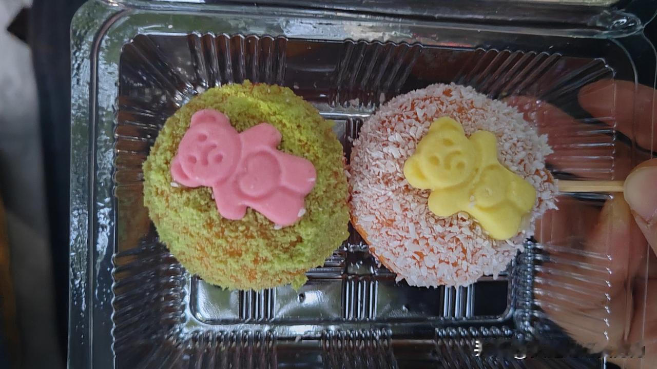 爷爷奶奶才给100元，作为生日礼物，你觉得少吗？

看了一段视频，一个小姑娘说爷