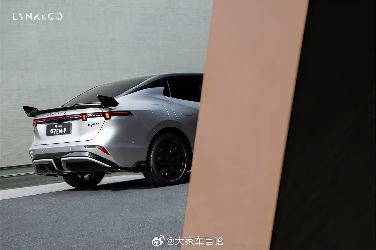 全新领克07 EM-P碳纤维尾翼版将与潮流艺术IP ROBBi太空兔推出联名形象