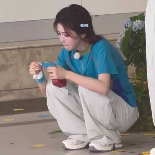 好想抱抱她😭 