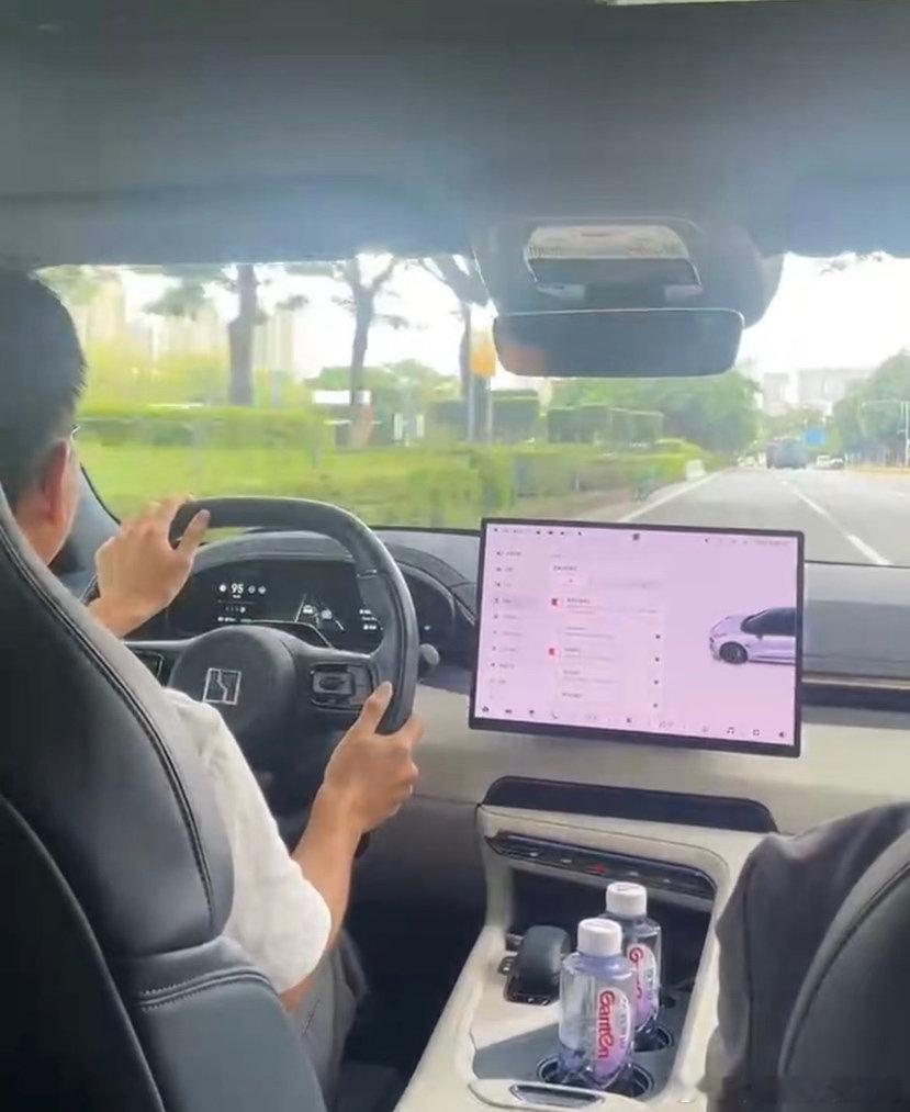 极氪的智能系统不仅好用，更有温度。主动提醒保养、贴心的节日祝福、根据习惯调整的座