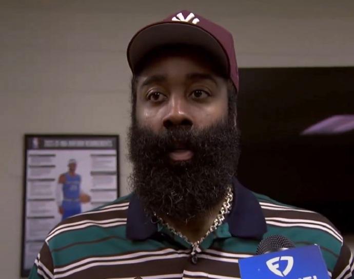 尊重对手！哈登谈贝恩关键三分：

“那球投得很好。”

“他带着后仰，甚至人都摔