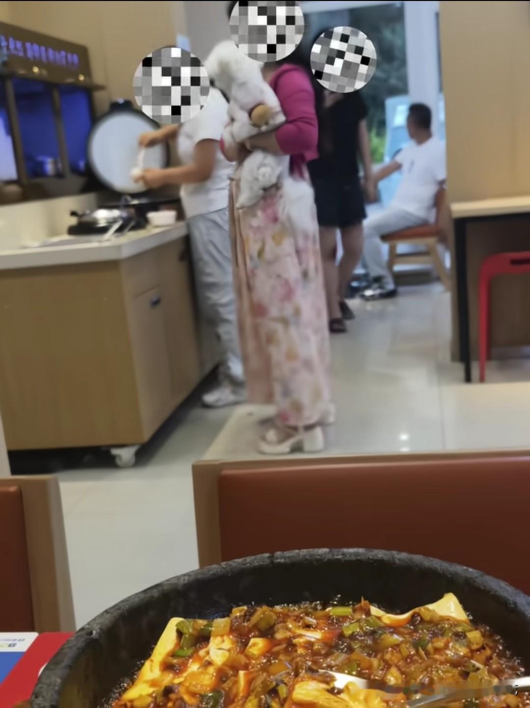 沈阳这家米煲煲拌饭店，真的还不知道问题的严重性，狗不但进店，还被狗主人抱的老高，