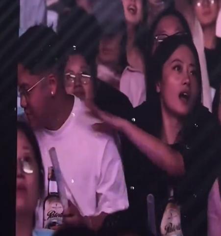 萧敬腾演唱会拒绝男友亲吻的女子竟然在视频走红后第一时间开直播的，而且她本人还是一