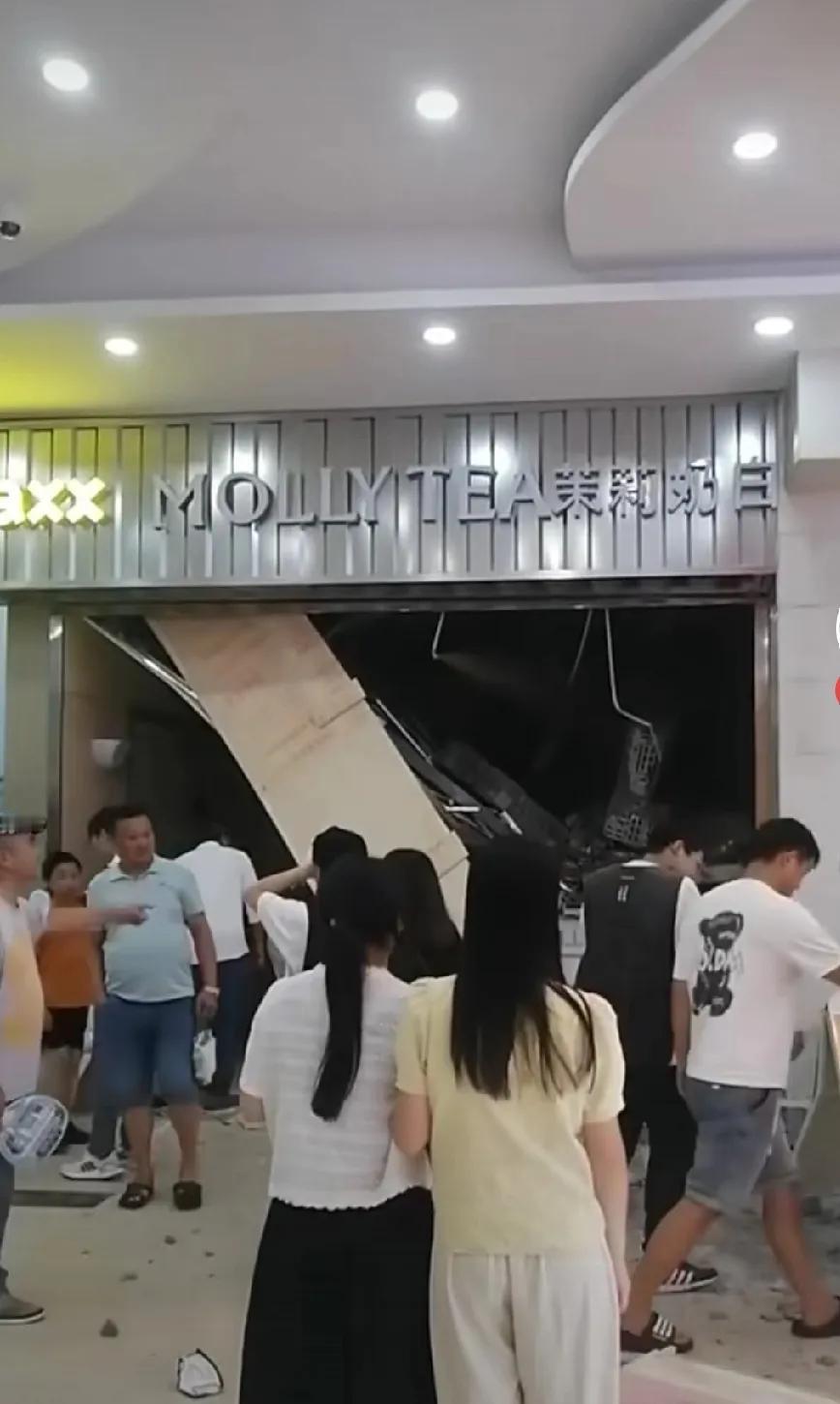上海一个奶茶店开业一天就出现问题，，装修安全质量也需要警惕！从现场照片看，应该是