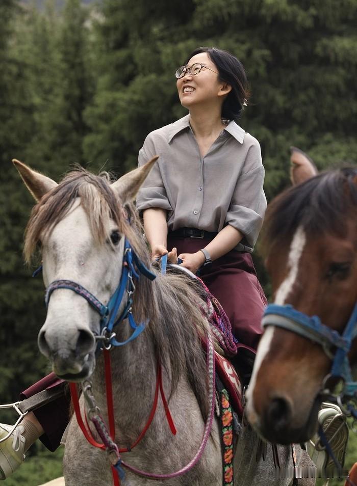 谁懂一个知书达理的作家女儿
十年不见母亲的无奈
听作家李娟和李诞的对谈
她说自己