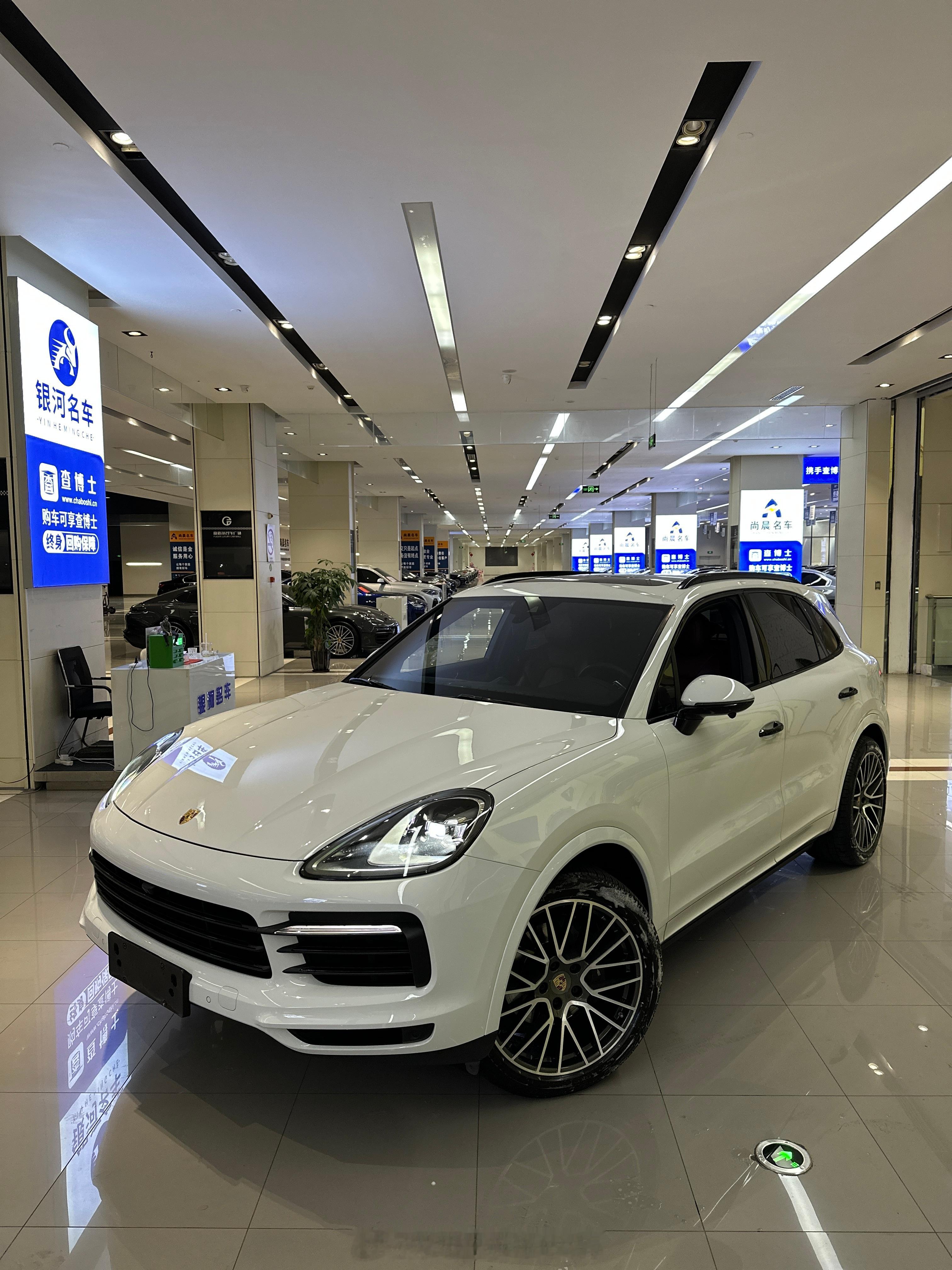 今天 也外出了 买了一台保时捷卡宴2020年上牌的 跑了8万公里现在配置满高的 