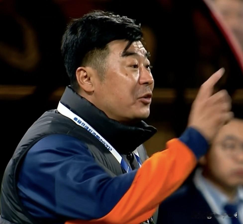 天津津门虎两名高中锋连线，直接打穿山东泰山队的整条后防线，一记远射世界波率先破门