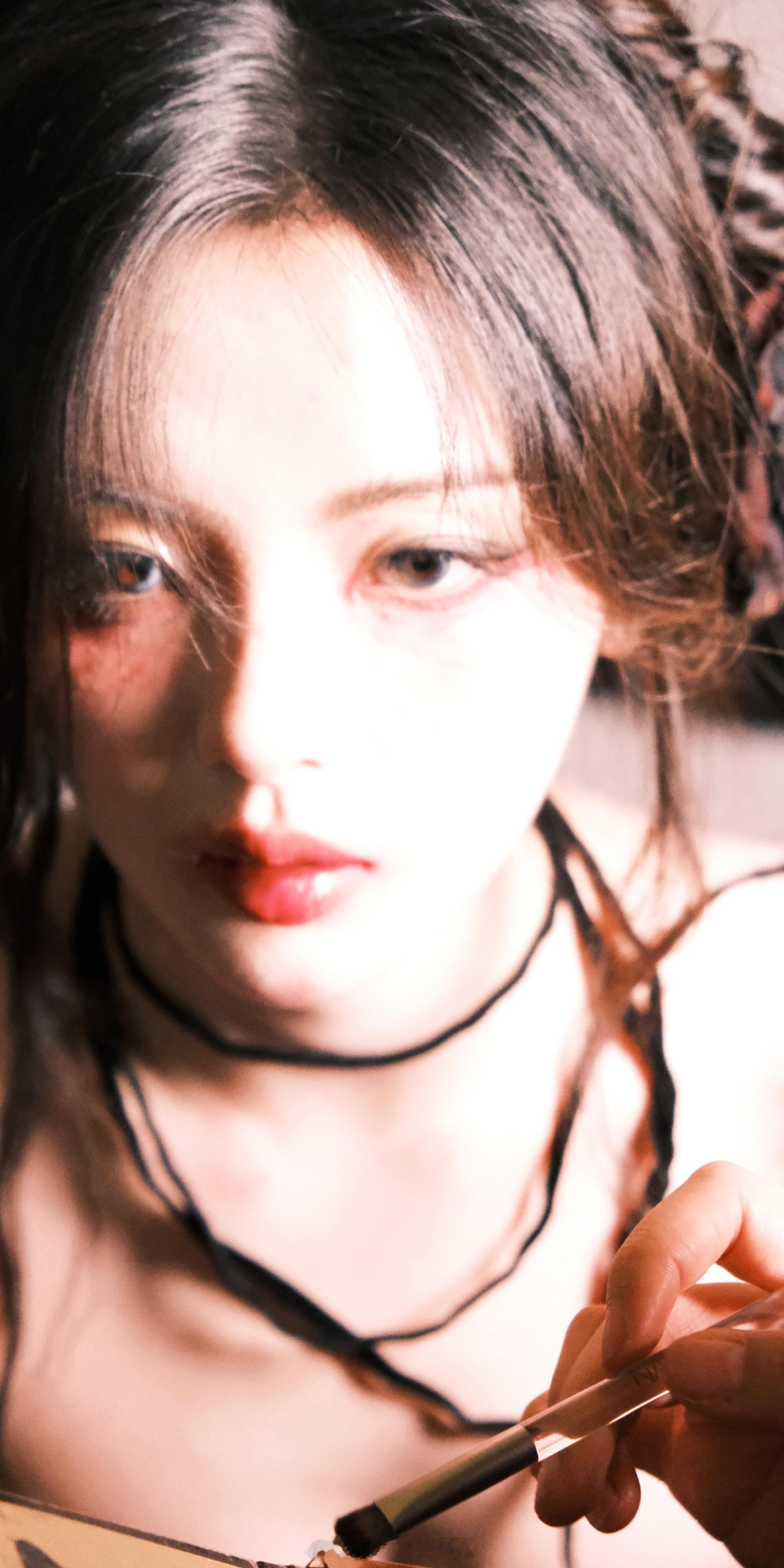 杨超越暗黑风写真 ​​​