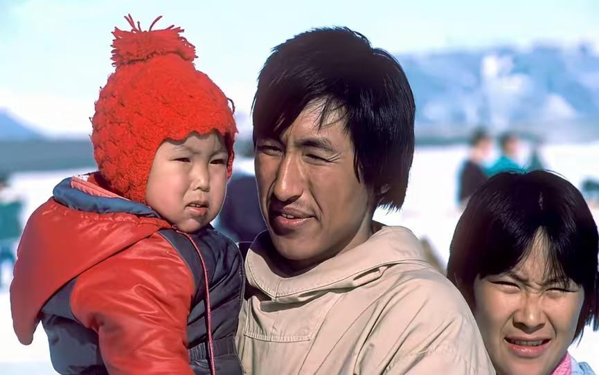 其实美国和欧洲都没资格争夺格陵兰岛，大家看看岛上的因纽特人就知道了，这是纯纯的黄