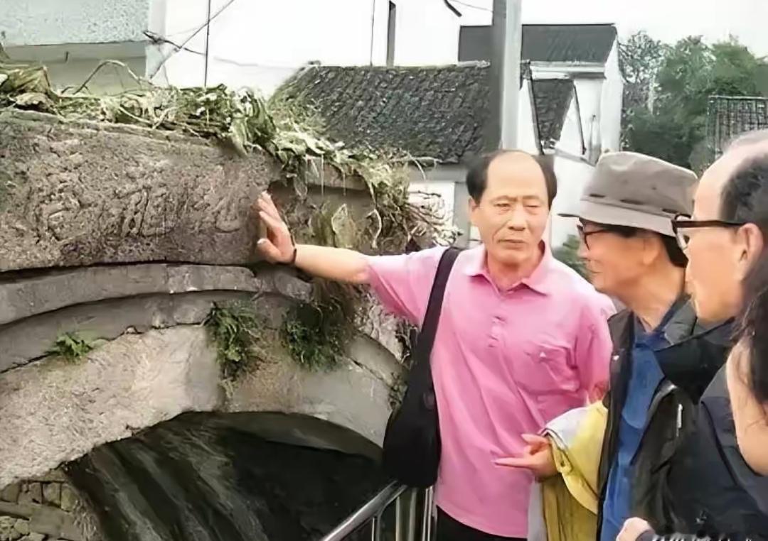 一群韩国老人跪在浙江湖州的古桥边嚎啕大哭，只因桥名和族谱上记载的一模一样 —— 