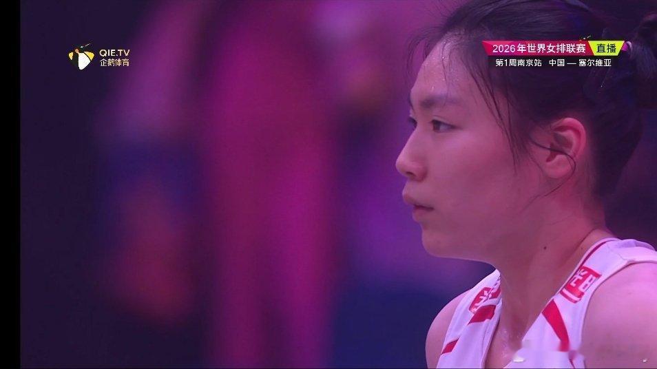 中国女排vs塞尔维亚女排 比赛即将开始。在VNL历史上，中国女排和塞尔维亚总共交