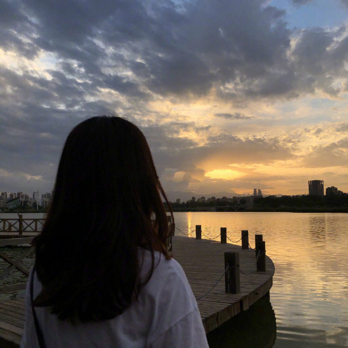 “静下来的时候 我都不知道自己是看开了 还是对什么都失去了兴趣” 