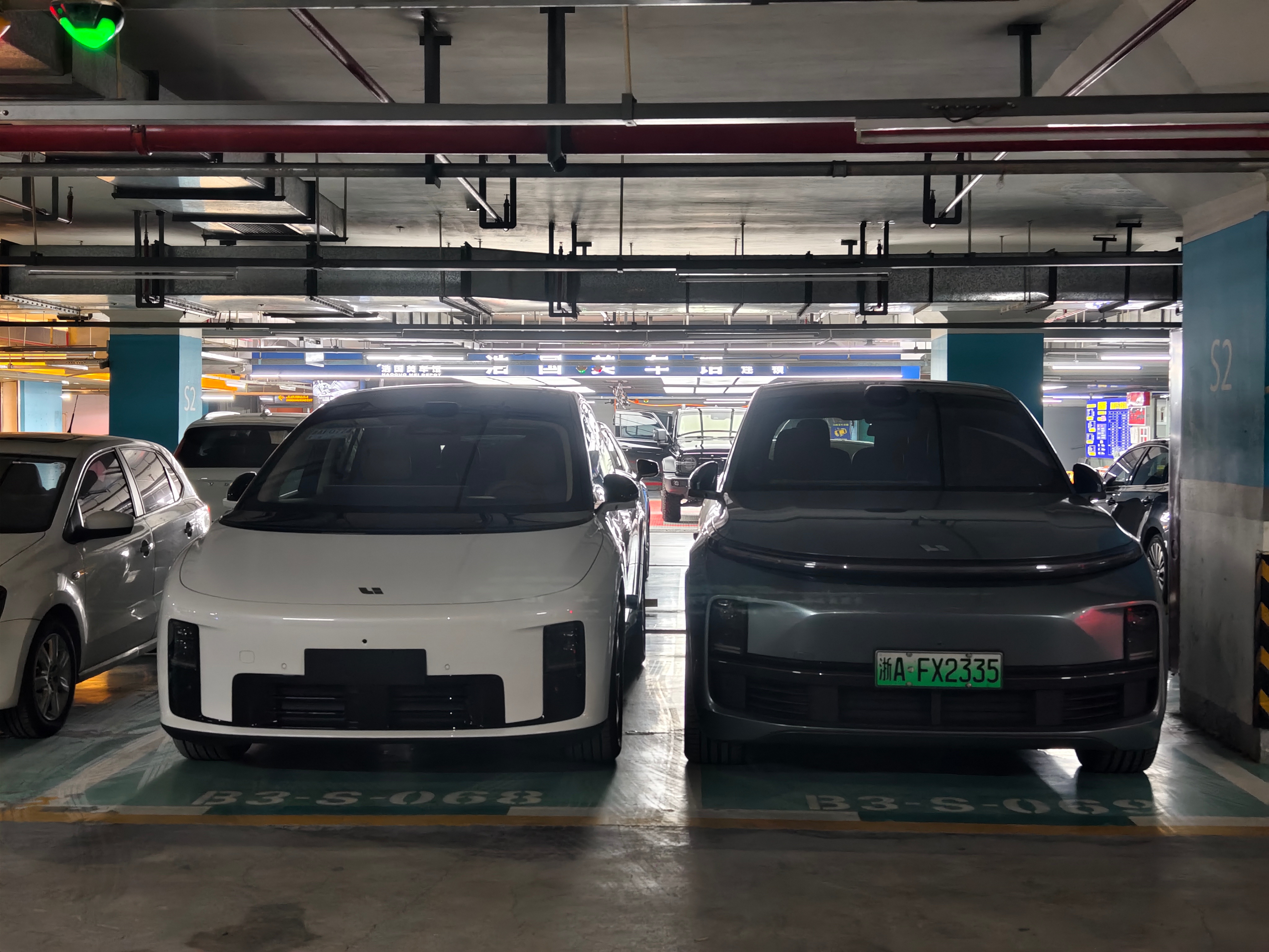 理想i8在杭州的能见度还挺高的我现在每天上下班都能遇上今天晚上约了合作伙伴吃饭没