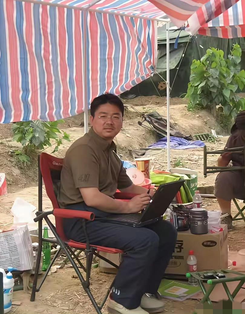 谁能想到，当年在灾区蹲帐篷的男人，后来干出了万亿京东！
 
2008年，刘强东还