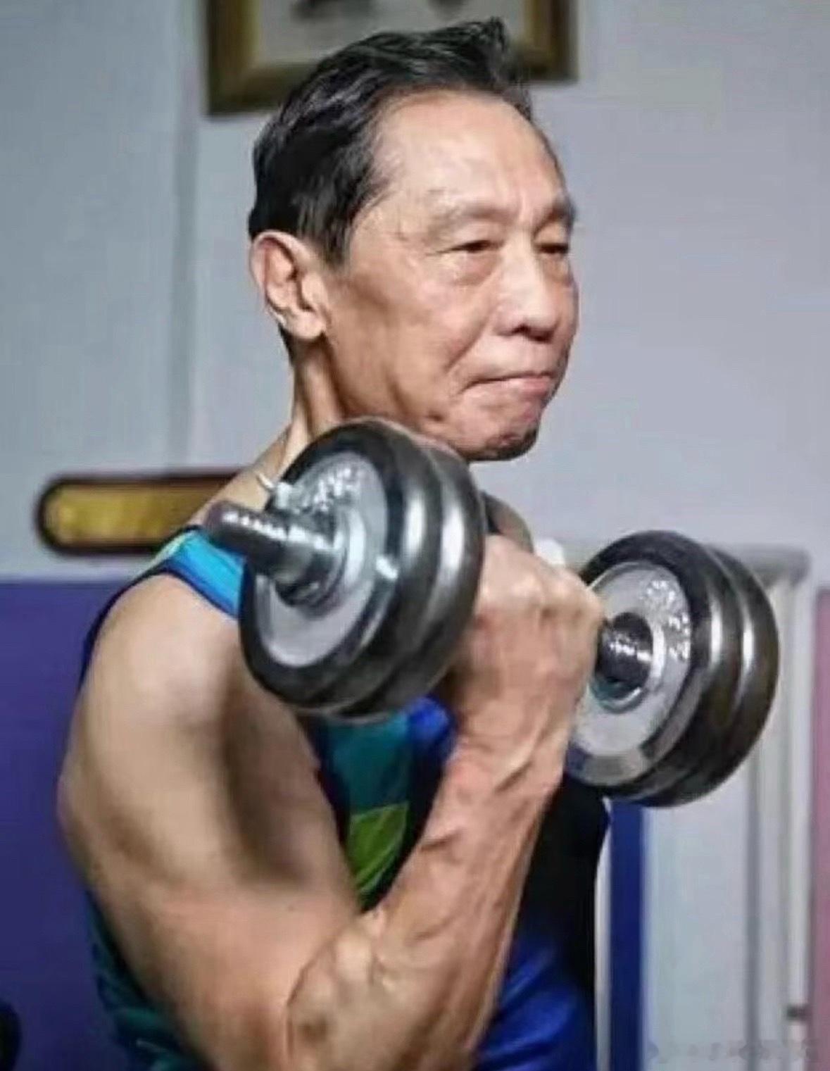 钟南山院士才是真正的薄肌90后以前觉得自己三十岁腰酸背痛是正常衰老，直到看见90