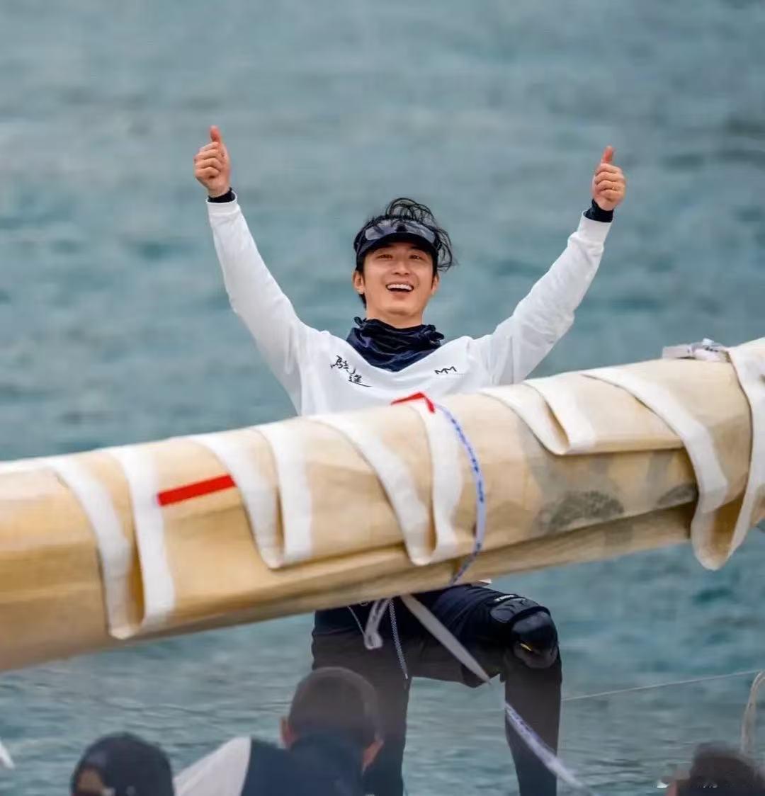 窦骁手戴婚戒窦骁在香港参加帆船比赛，无名指戴着婚戒，帆船运动内娱第一人了吧，太帅