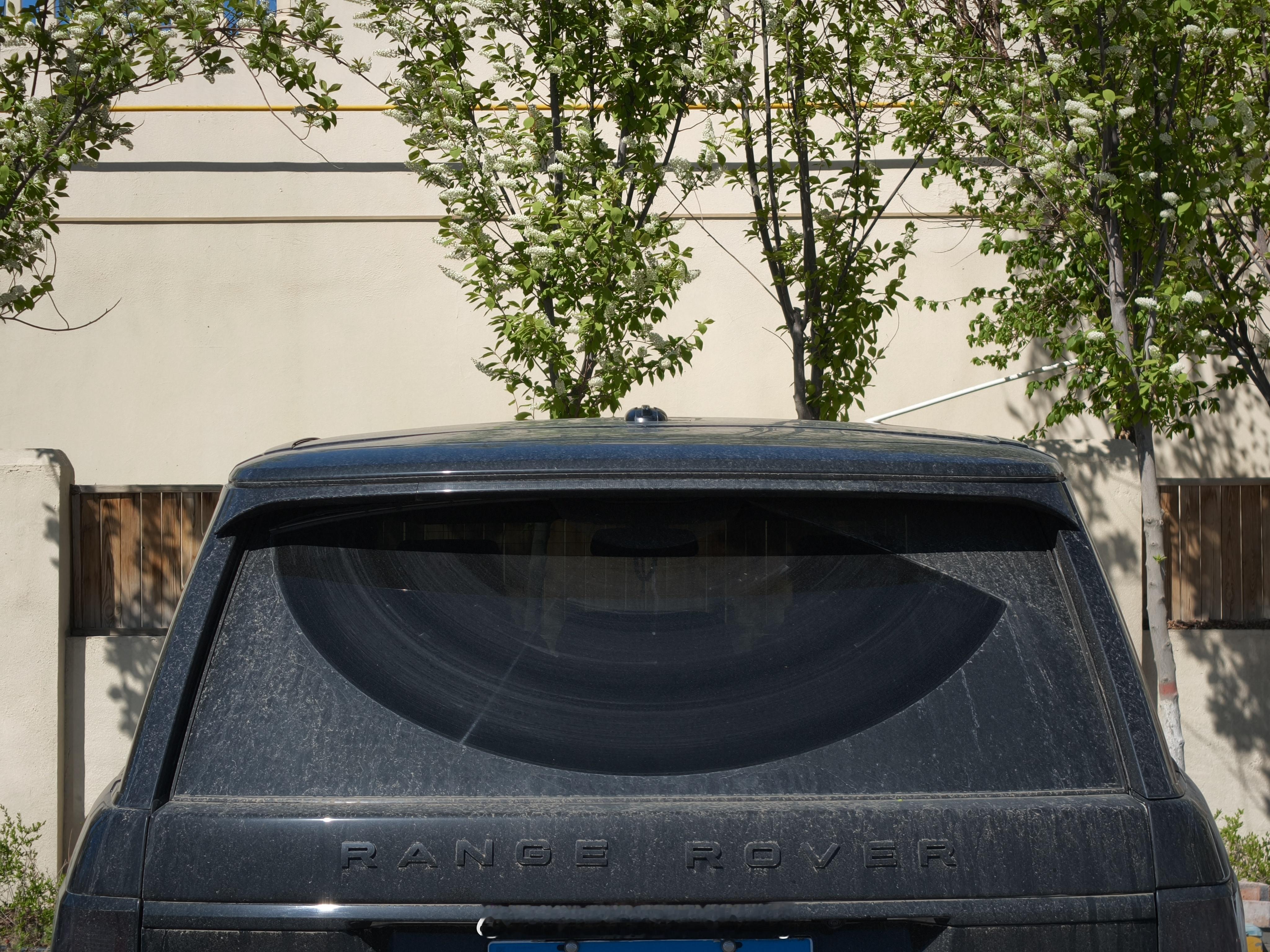 不是喜欢抄揽胜吗？你们把隐藏式后雨刷的刮刷面积也抄一抄吧。 