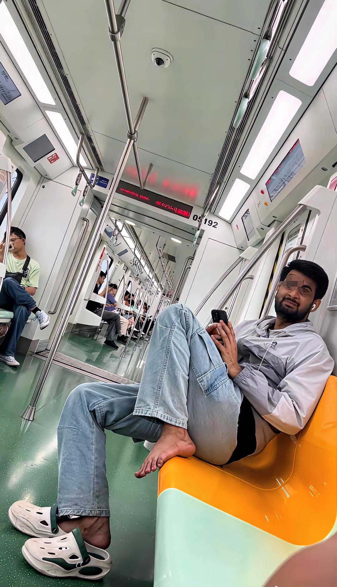 地铁上有个印度男子，径直把拖鞋脱了，将脚踩在座椅上，那模样，仿佛周围没有其他人存