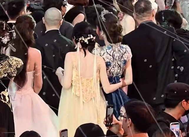 刘诗诗虞书欣搂腰合影刘诗诗虞书欣活动同框哇哦两位可爱的女宝啊啊啊 