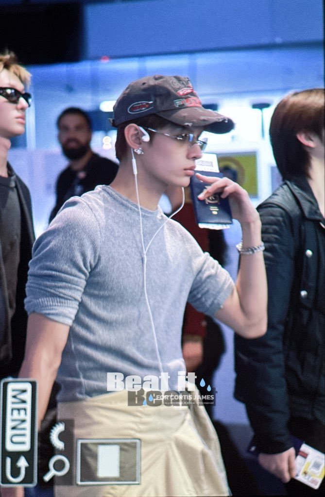 故意的还是不小心？赵雨凡给自己的绿色台湾护照套了层蓝色巴黎世家 可能是想cos香