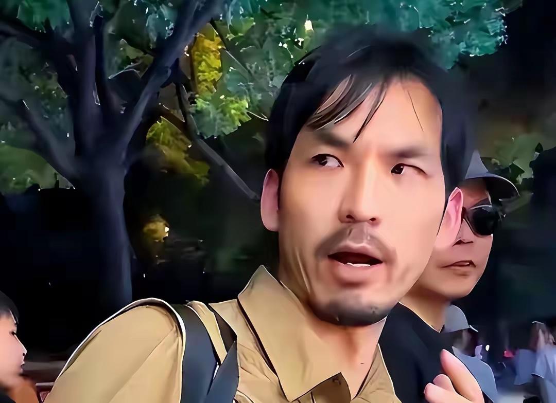 他如果一发现就曝光那他就是英雄，找对方要财物就变成了敲诈勒索。
现在他被判了刑，