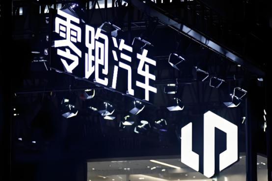 山东济南，一名男子花了148500元购买了一辆零跑汽车，这辆车配备了AEB主动安
