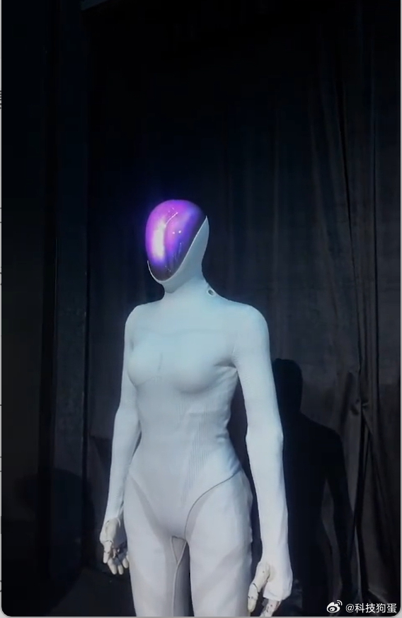 昨天小鹏科技日，小鹏机器人发布，体态和步伐自然到网友问小鹏机器人是真人假扮吗其实