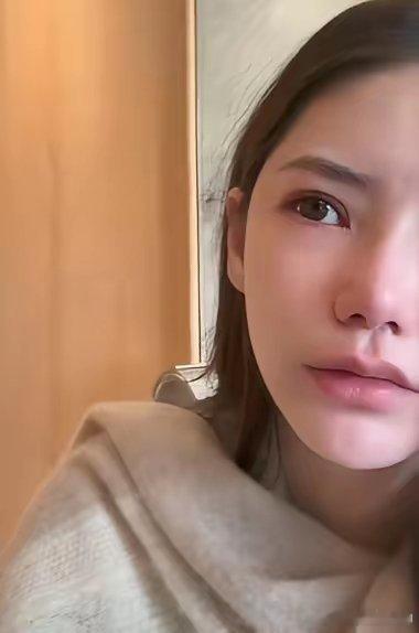 筱梅上午就开播了一小会儿，又忍不住落泪了！提起昨天的事，筱梅只是一边摇头，一边说