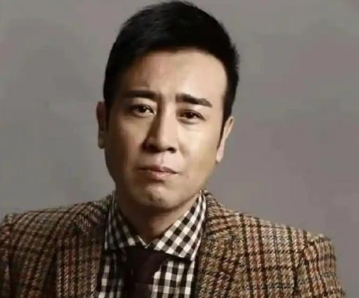 2020年，三哥在售楼处紧紧抓住于和伟的胳膊，眼眶泛红，小声说道：“你也要生活，
