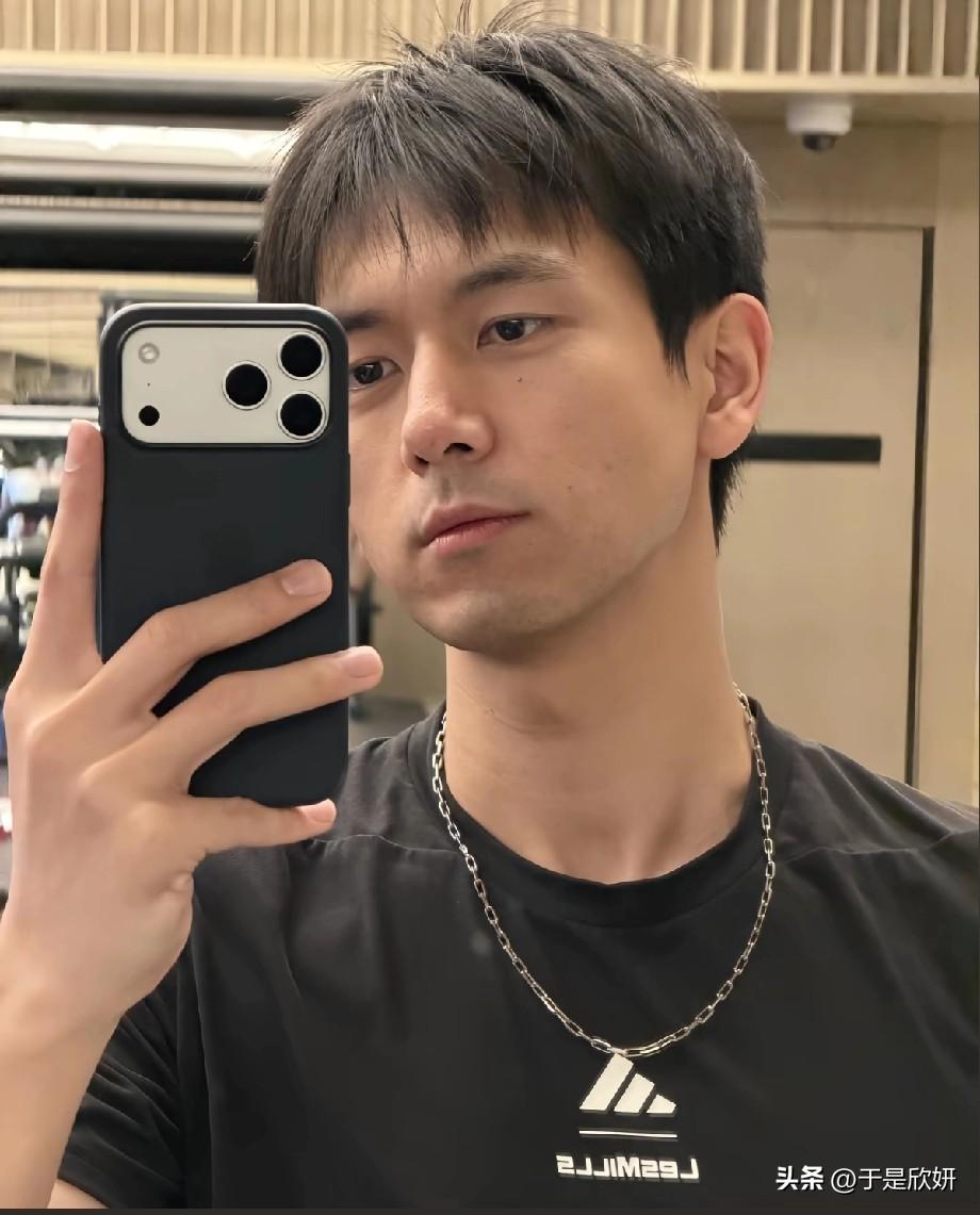李现健身自拍状态封神！网友：这才是内娱男演员该有的样子
 
谁懂啊！李现最新健身