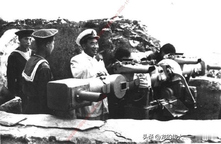 1951年8月7日，朱德视察中国人民解放军青岛某炮兵阵地。