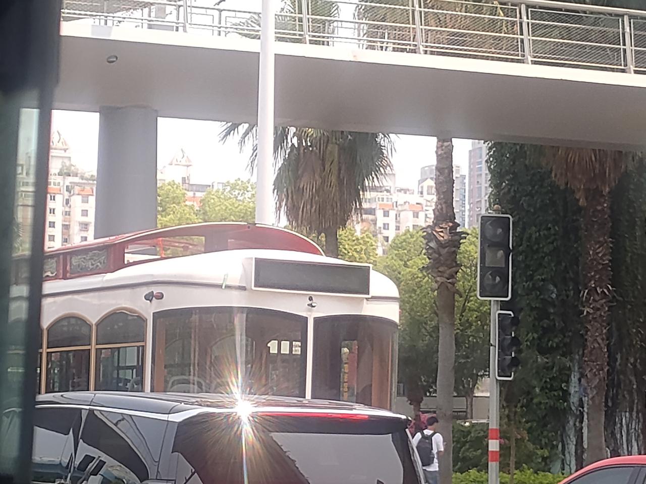 厦门现在的公交车型好多，而且一条线路运行的车型就好几种，像30路有双层巴士，还有