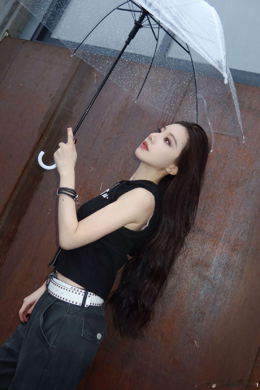 没人告诉我王鹤润这么有姐感啊啊～这个肌肉线条完全女神来着谁来懂一下 王鹤润撑伞好